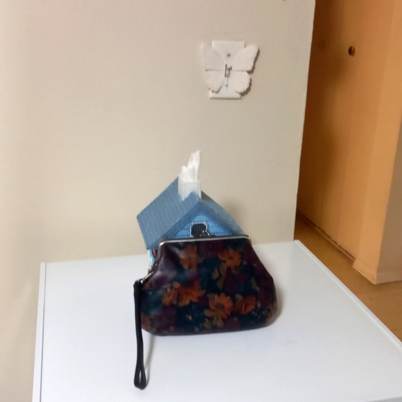 NWT Patricia Nash Leather Floral Wristlet! - Picture 1 of 3